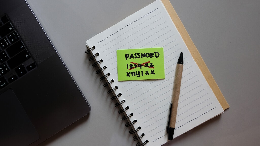 Post-It mit Passwort Informationen auf einem Notizblock