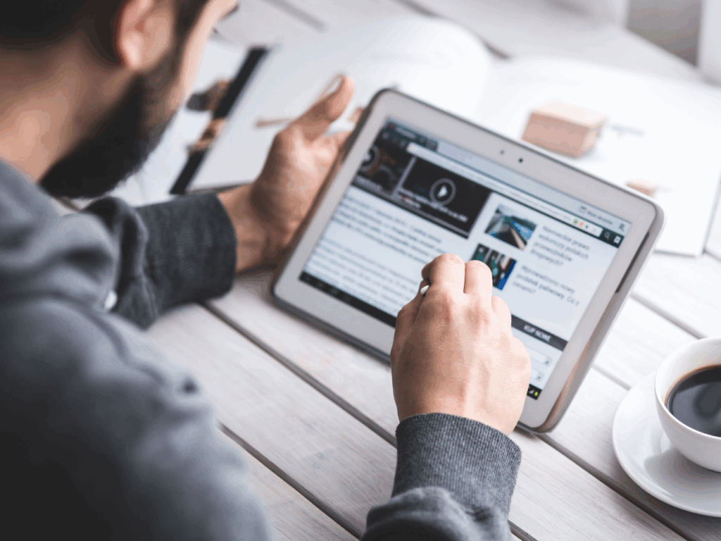 Eine Person arbeitet an einem Tablet